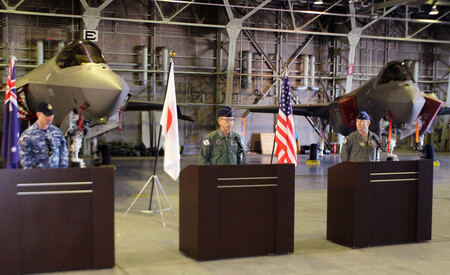 記者会見する航空自衛隊の谷嶋正仁・航空総隊司令官(中央)と米豪空軍の指揮官=30日午後、青森県三沢市の空自三沢基地