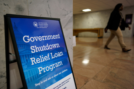 米連邦議会上院の信用組合前に置かれた政府職員向けの融資プログラムを宣伝する看板=9月30日、ワシントン(EPA時事)