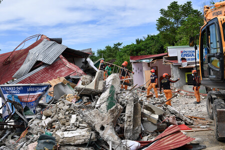1日、フィリピン・セブ島北部ボゴ市で、地震の行方不明者を捜すレスキュー隊員ら(AFP時事)