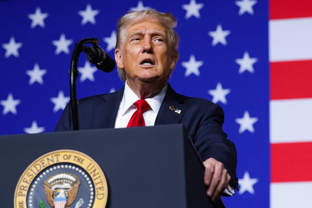 米バージニア州の海兵隊基地で、軍幹部を前に演説するトランプ大統領=9月30日(AFP時事)