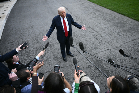 記者団の取材に応じるトランプ米大統領＝９月３０日、ワシントン（ＡＦＰ時事）