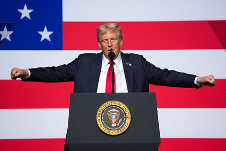 9月30日、米バージニア州の海兵隊基地で演説するトランプ米大統領(AFP時事)