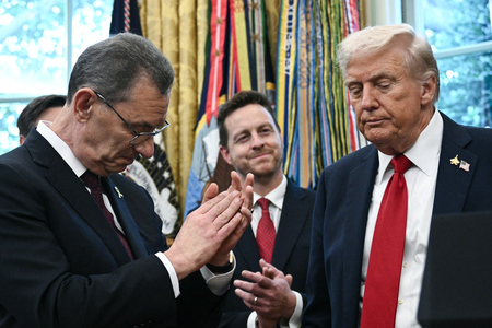 トランプ米大統領（右）に拍手を送るファイザーのブーラ最高経営責任者（ＣＥＯ）（左）＝９月３０日、ワシントン（ＡＦＰ時事）