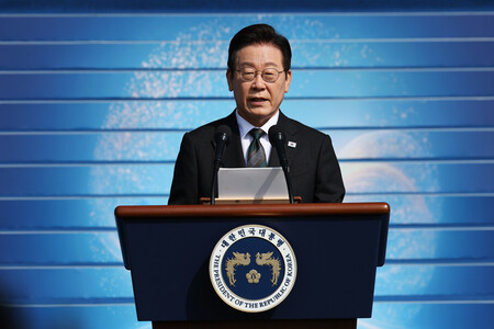 1日、韓国中西部・鶏龍台で開かれた「国軍の日」記念式典で演説する李在明大統領(EPA時事)