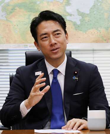 インタビューに答える小泉進次郎農林水産相＝９月３０日、国会内