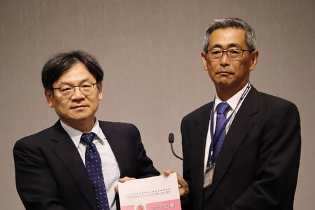 台北市日本工商会の白書を手にする台湾行政院（内閣）国家発展委員会の葉俊顕主任委員（左）と工商会の相馬伸一郎理事長＝１日、台北市内