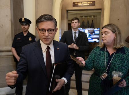 米連邦議会議事堂で記者団の取材に応じるジョンソン下院議長（左）＝１日、ワシントン（ＡＦＰ時事）