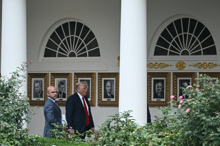 米ホワイトハウスの渡り廊下を歩くトランプ大統領（右）＝９月３０日、ワシントン（ＡＦＰ時事）