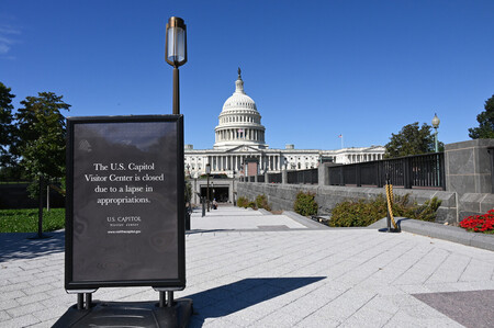 米連邦議会議事堂ビジターセンターの休業を知らせる看板と議事堂=1日、ワシントン