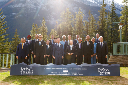 先進７カ国（Ｇ７）財務相ら＝５月２１日、カナダ・アルバータ州バンフ（ＡＦＰ時事）