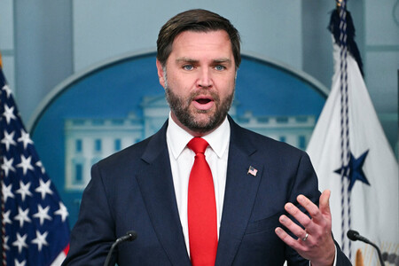 １日、米ホワイトハウスで記者会見に参加し、発言するバンス副大統領（ＡＦＰ時事）