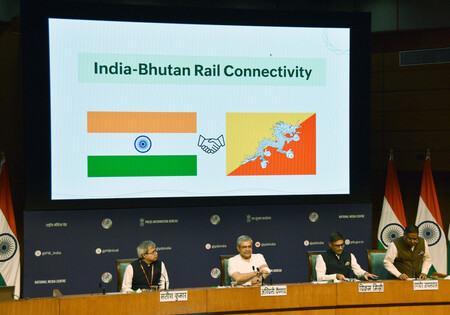 インドとブータンをつなぐ鉄道路線建設について記者会見するインドのバイシュナウ鉄道相（左から２人目）ら＝９月２９日、ニューデリー