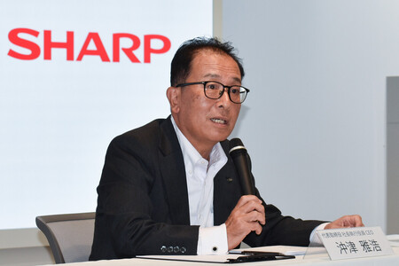 合同インタビューに応じるシャープの沖津雅浩社長＝９月２９日、東京都港区