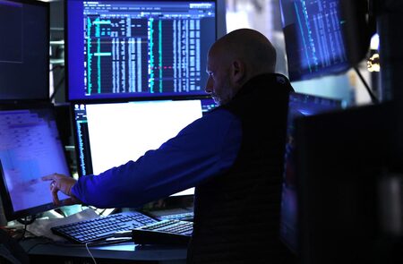 米ニューヨーク証券取引所のトレーダー＝１日、ニューヨーク（ＡＦＰ時事）