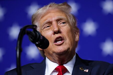 トランプ米大統領＝９月３０日、南部バージニア州（ＡＦＰ時事）
