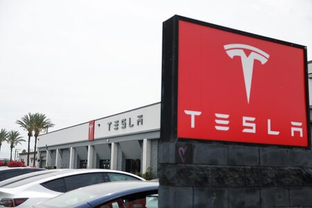 テスラのショールーム＝８月２８日、米カリフォルニア州（ＥＰＡ時事）