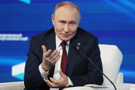 ２日、ロシア南部ソチで開かれた「バルダイ会議」で発言するプーチン大統領（ＥＰＡ時事）