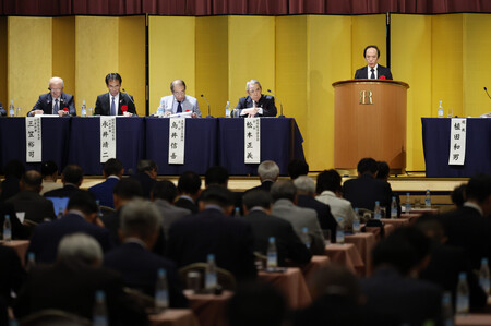 関西の経済団体との懇談会で講演する日銀の植田和男総裁（右奥）＝３日午前、大阪市北区（代表撮影）