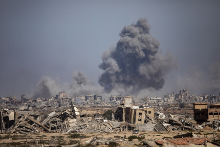 ２日、イスラエルによる空爆を受けて煙が立ち上るパレスチナ自治区ガザの中心都市ガザ市（ＥＰＡ時事）