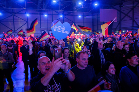 極右政党「ドイツのための選択肢（ＡｆＤ）」の集会に参加する支持者＝１月、独東部ハレ（ＡＦＰ時事）