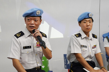 大阪・関西万博の国連パビリオンで講演を行う、陸上自衛隊の小林貴・1等陸佐(左)と皆川桃子・3等陸佐=4日午前、大阪市此花区