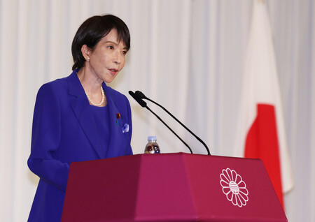 就任記者会見に臨む自民党の高市早苗新総裁=4日午後、東京・永田町の同党本部