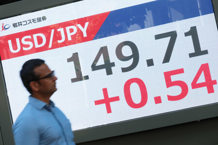 １ドル＝１４９円台後半に急落した円相場を示すモニター＝６日午前、東京都中央区
