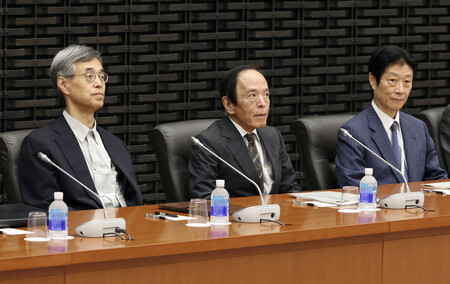 日銀支店長会議に臨む植田和男総裁（中央）ら＝６日午前、日銀本店（代表撮影）