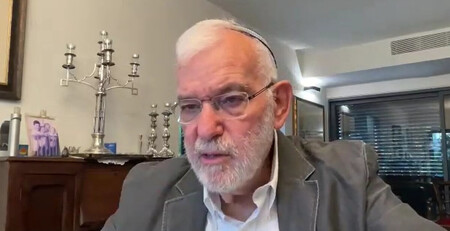 オンライン取材に応じるイスラエルのアミドロール元首相補佐官＝５日