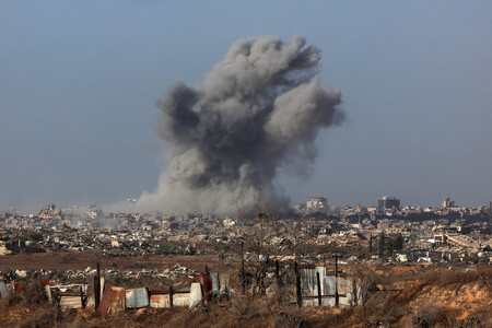 イスラエル軍の攻撃を受け、煙が上がるパレスチナ自治区ガザの中心都市ガザ市＝３日、ガザ市（ＥＰＡ時事）