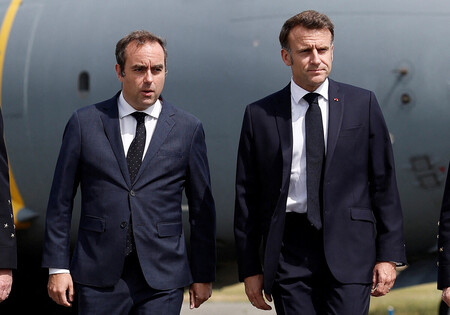 フランスのルコルニュ首相(左)とマクロン大統領=6月20日、パリ郊外(AFP時事)