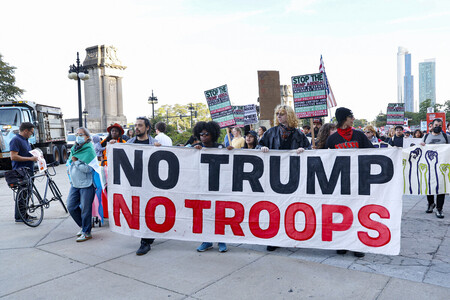 トランプ米政権による州兵動員計画への抗議デモ=9月9日、中西部イリノイ州シカゴ市(AFP時事)