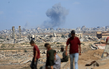 ６日、イスラエル軍の作戦による爆発後にパレスチナ自治区ガザの中心都市ガザ市から上る煙（ロイター時事）