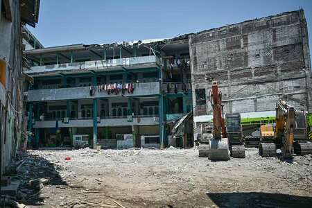 がれきの撤去が終わったイスラム系寄宿学校の倒壊現場=7日、インドネシア東ジャワ州スラバヤ近郊(AFP時事)