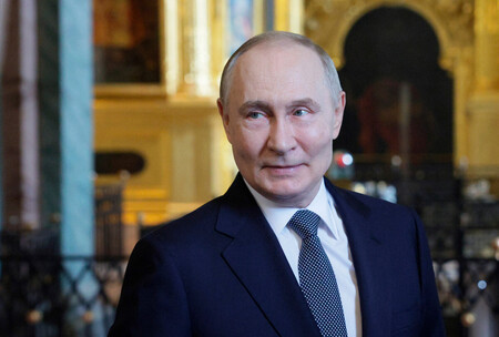 7日、ロシア北西部サンクトペテルブルクの大聖堂を訪れたプーチン大統領(AFP時事)