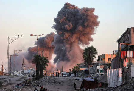 7日、パレスチナ自治区ガザの中心都市ガザ市で、イスラエル軍の空爆後に上がる煙(EPA時事)