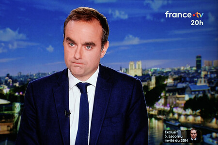 8日、パリでテレビのインタビューに答えるフランスのルコルニュ首相(AFP時事)
