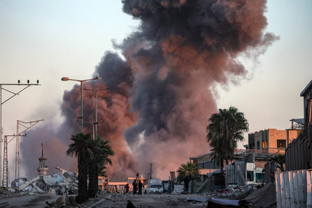 イスラエル軍の空爆を受けて立ち上る煙=7日、パレスチナ自治区ガザ(EPA時事)