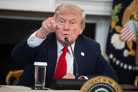 8日、ホワイトハウスで発言するトランプ米大統領(EPA時事)