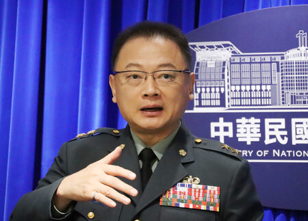9日、台北の台湾国防部(国防省)で記者会見する孫立方報道官