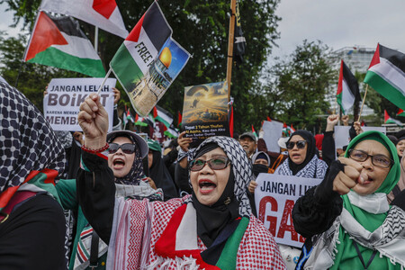 インドネシアの米大使館前で、パレスチナへの連帯を訴えるデモ隊=7日、ジャカルタ(EPA時事)