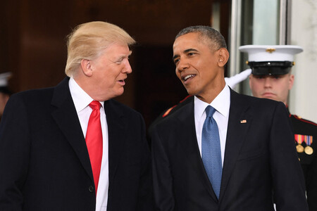 トランプ氏(左)とオバマ氏=2017年1月、ワシントン(AFP時事)