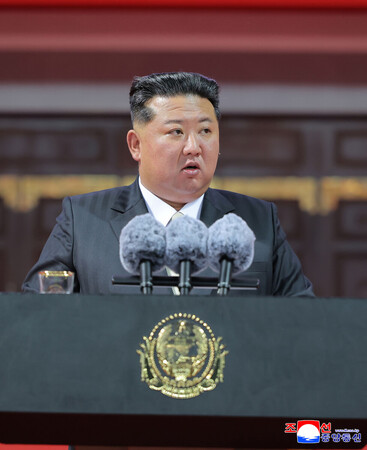 9日、平壌で開かれた朝鮮労働党創建80年を祝う大会で演説する金正恩総書記(朝鮮通信・時事)