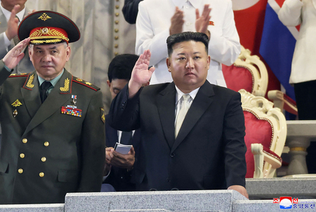 軍事パレードを視察する北朝鮮の金正恩総書記(右)=2023年7月27日、朝鮮中央通信配信(AFP時事)