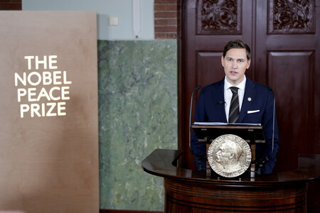 10日、オスロでノーベル平和賞受賞者を発表するノルウェー・ノーベル賞委員会のフリードネス委員長(EPA時事)