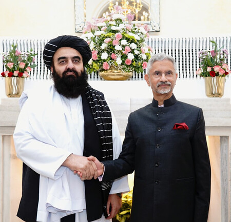 10日、ニューデリーで握手するインドのジャイシャンカル外相(右)とアフガニスタンのイスラム主義組織タリバン暫定政権のムッタキ外相(ジャイシャンカル氏のXより・時事)