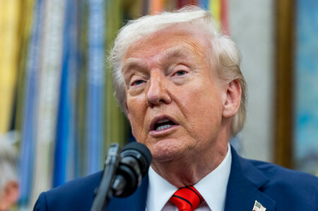 トランプ米大統領=10日、ワシントン(EPA時事)