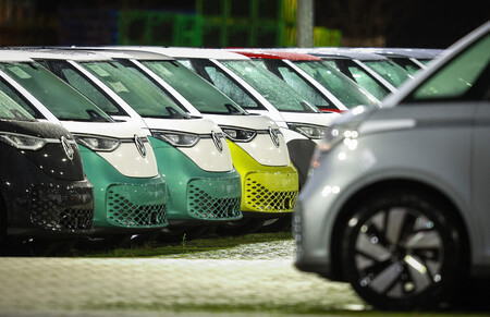 フォルクスワーゲンの電気自動車(EV)=2024年12月、ドイツ北部ハノーバー(AFP時事)