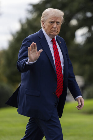 トランプ米大統領=10日、ワシントン(EPA時事)