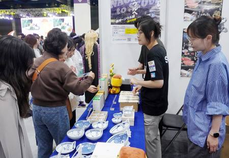 12日、ソウルで開催された「日韓交流おまつり」で、カステラや波佐見焼を販売する長崎県ブース